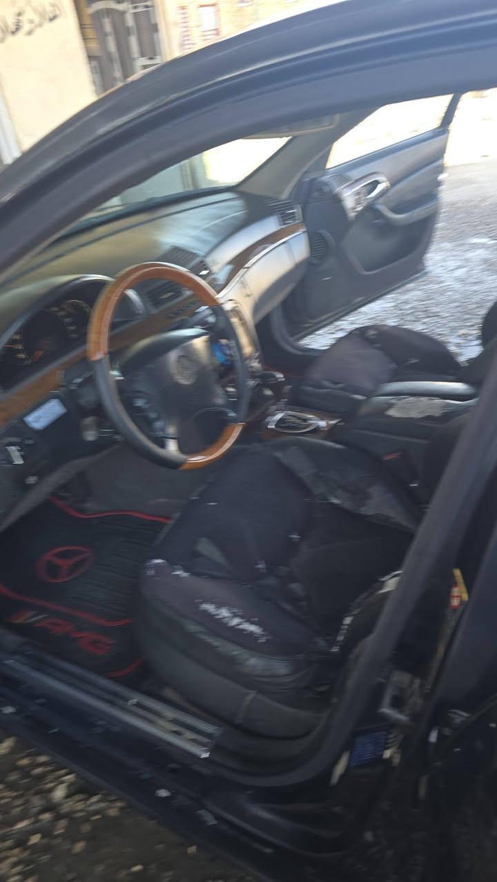 السلام عليكم
 S500 ;;2003رقم بصره 
انكليزي  معروفه مواصفاته ال500 رئاسي 
السيارة خير من الله بس عوزه كم شغله بل كماليات 
السعر ١٢٥ 
مكان السيارة الديوانيه  ***********
