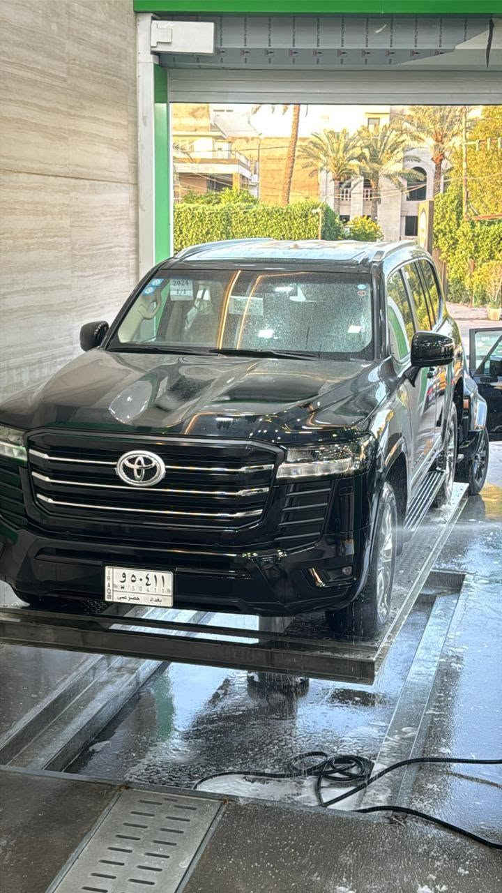 تويوتا لاندكروزر (جكسارة) موديل 2023 - فئة GXR Limited
نوع المحرك: 6 سلندر (V6) سعة 4000 سي سي (تنفس طبيعي - 1GR-FE)، وهو المحرك الأكثر اعتمادية وملاءمة للأجواء والوقود في العراق.

​المواصفات: لمتد (Limited) تشمل كافة الإضافات والكماليات من فتحة سقف، بصمة، شاشة، كاميرات، وحساسات.

​الحماية: السيارة مغلفة بالكامل (PPF) للحماية من الأتربة والخدوش، مما يحافظ على صبغ الوكالة بحالة المصنع.

​الحالة العامة: السيارة بحالة الوكالة (زيرو أو شبه زيرو)، ماشية 8 الاف  صيانة دورية ومنتظمة
السعر (775)

الرقم ***********
