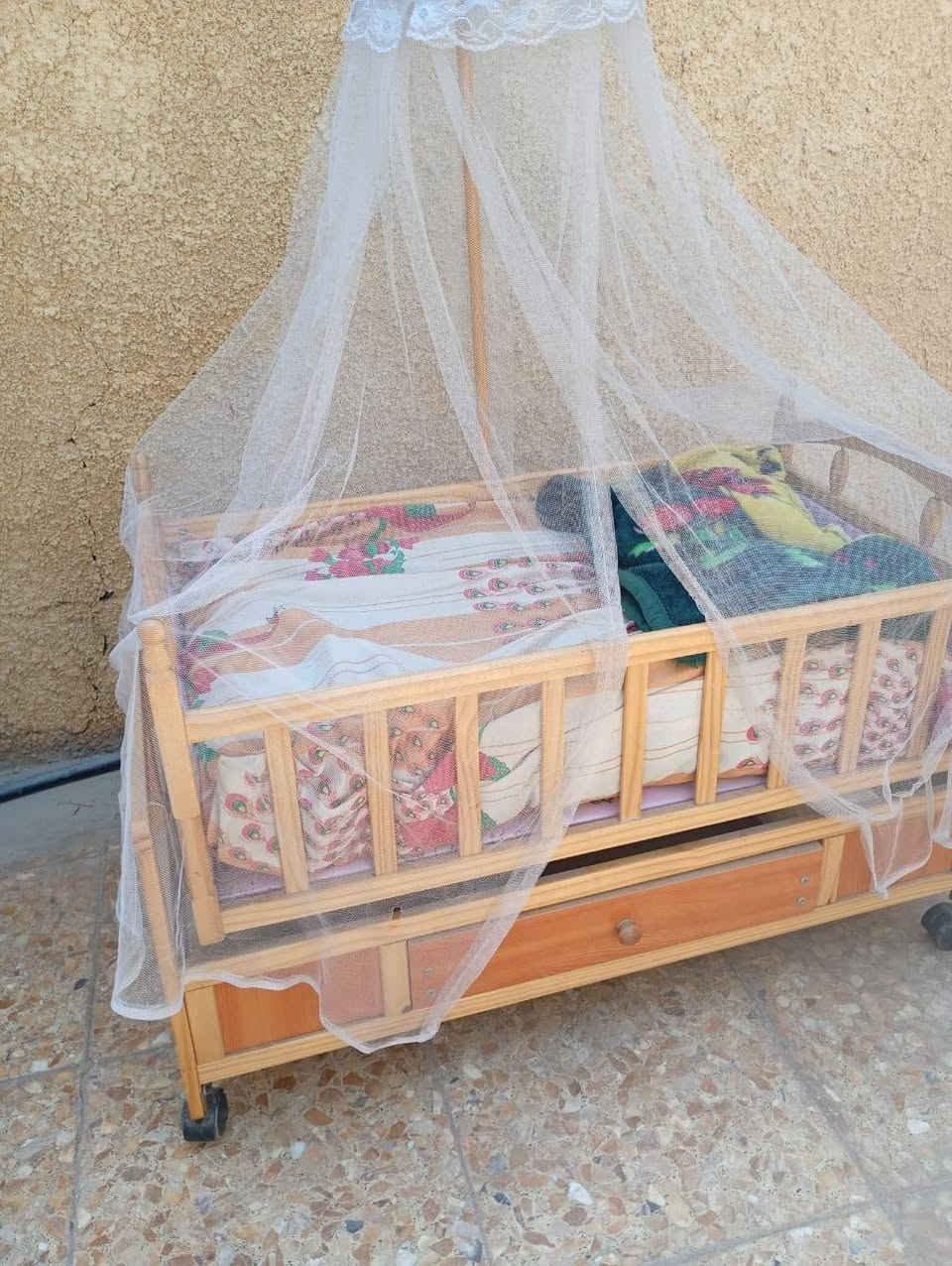 السلام عليكم كاروك خشب للبيع نضيف كلش اخو الجديد كامل مع دوشك وبطانيه مع مقعد طفل ضغط السعر 40الف العنوان حله حي الاكرمين(***********)
