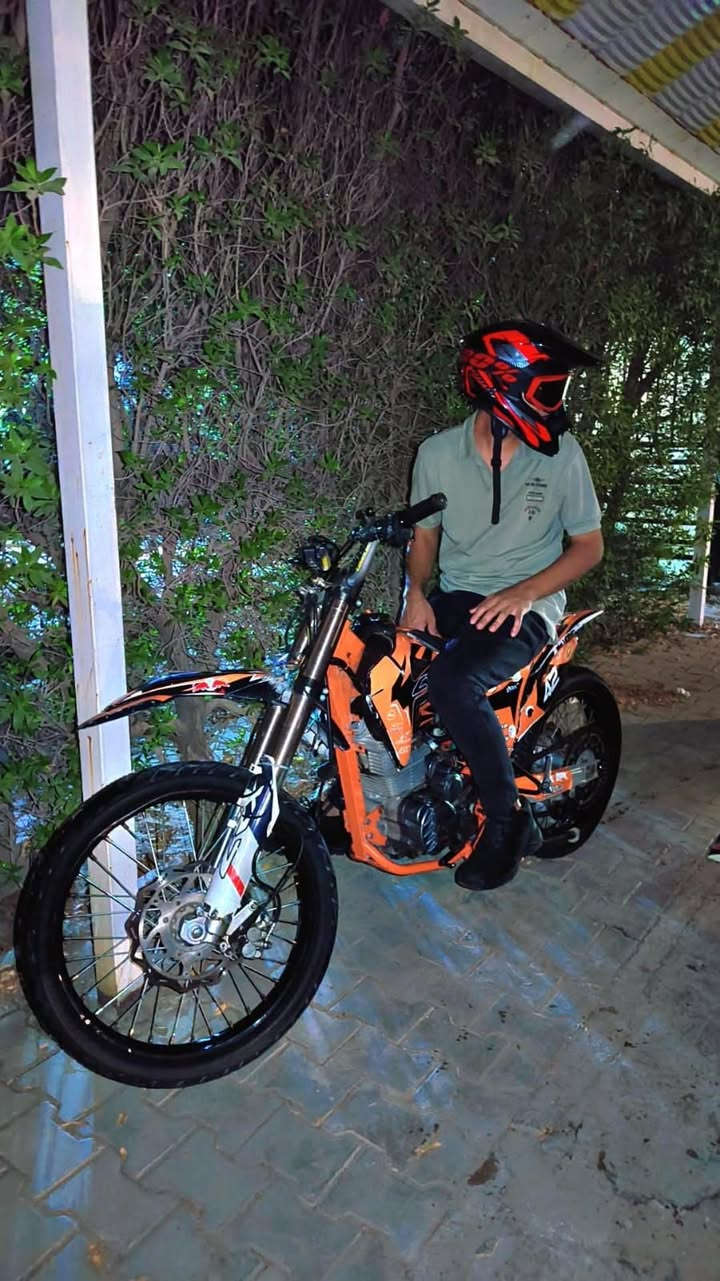 سلام عليكم قفاز للبيع كامله (300cc (crx 
محرك نضيف بشكل 
صالنصه كاربون ترعد
كفرات جديدة
ضفيرة شديتهة جديدة بلاد
ستيرن رياضي
نقصهة بس السلف 
الدراجه نص هندر تشتغل
درجه تاخذهة شرط وين متريد افحصهة
المكان زيونه مسبح الفردوس
رقم *********** متوفر واتساب فقط
