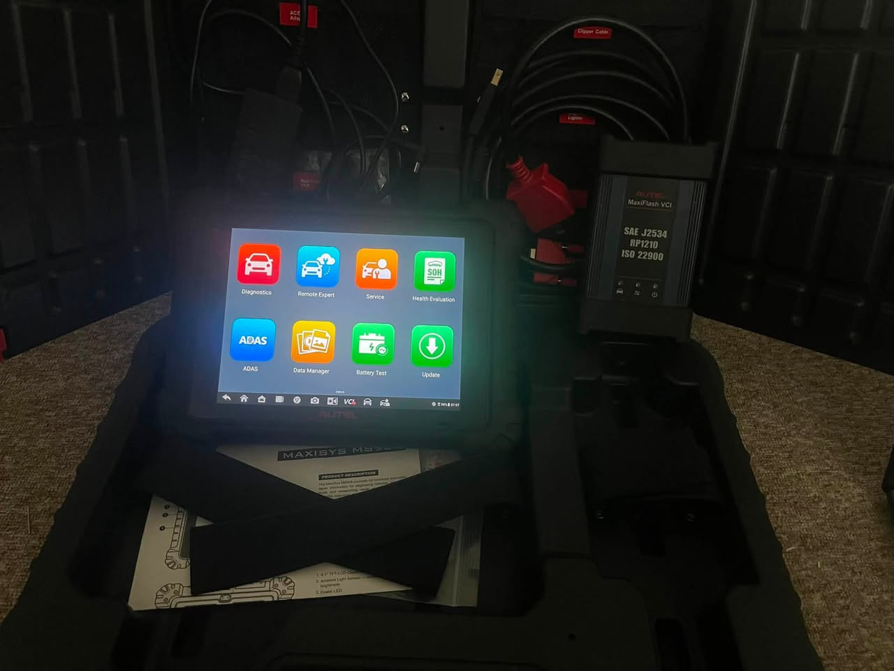 للبيع: جهاز فحص السيارات الاحترافي (Autel MaxiSys MS909) مع لابتوب مجهز ببرامج الفحص والصيانة
السلام عليكم ورحمة الله وبركاته،
يوجد لدي للبيع عدة متكاملة وممتازة جداً لأصحاب الورش والمهندسين في مجال برمجة وفحص السيارات، بحالة نظيفة جداً وخالية من أي عيوب:
1. جهاز الفحص الاحترافي (Autel MaxiSys MS909):
 الجهاز غني عن التعريف، يأتي مع الحقيبة الأصلية، وحدة الـ VCI (MaxiFlash VCI)، وكافة الكوابل والملحقات الأصلية.
 يدعم الفحص الشامل، البرمجة، وتحديد الأعطال بدقة عالية جداً.
2. لابتوب (Lenovo):
 مجهز وجاهز لعمل الورش، ومثبت عليه برامج ومخططات الصيانة العالمية الأساسية (مثل ALLDATA, Mitchell ProDemand, Haynes Pro وغيرها) لتسهيل عمليات البحث والترميم. 
سعر 1700$
واتس اب ***********
