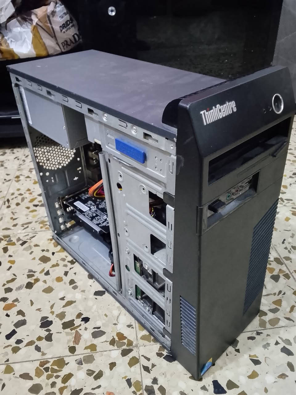 🖥️ للبيع PC متوسط – بغداد / الغزالية
للبيع PC متوسط، مناسب للدراسة، الاستخدام اليومي والألعاب الخفيفة.

🔹 المواصفات:
• المعالج: Intel Core i5-2400
• الرام: 12GB DDR3
• كرت الشاشة: AMD Radeon HD 7670
• التخزين: HDD 1TB
• النظام: Windows 10
. مع ملحقات ماوس كيبورد شاشه وصله انترنيت وبول سبلاي الخاص بيه الاصلي مع باكيتات المذر بورد والبور سبلاي المربوط جديد 650 واط والفديم الاصلي مالته 280 واط

⚠️ ملاحظة مهمة:
الجهاز يحتاج ربط وترتيب بعض الأسلاك، وما عندي وقت أرتبها حاليًا لأنني طالب سادس وما متفرغ، لذلك البيع على وضعه الحالي.

💰 السعر: 220,000 دينار عراقي قابل للتفاوض

📍 الموقع: بغداد – الغزالية

🚫 لا يوجد توصيل نهائيًا
📌 الاستلام من الغزالية فقط.

📞 للتواصل:
***********
