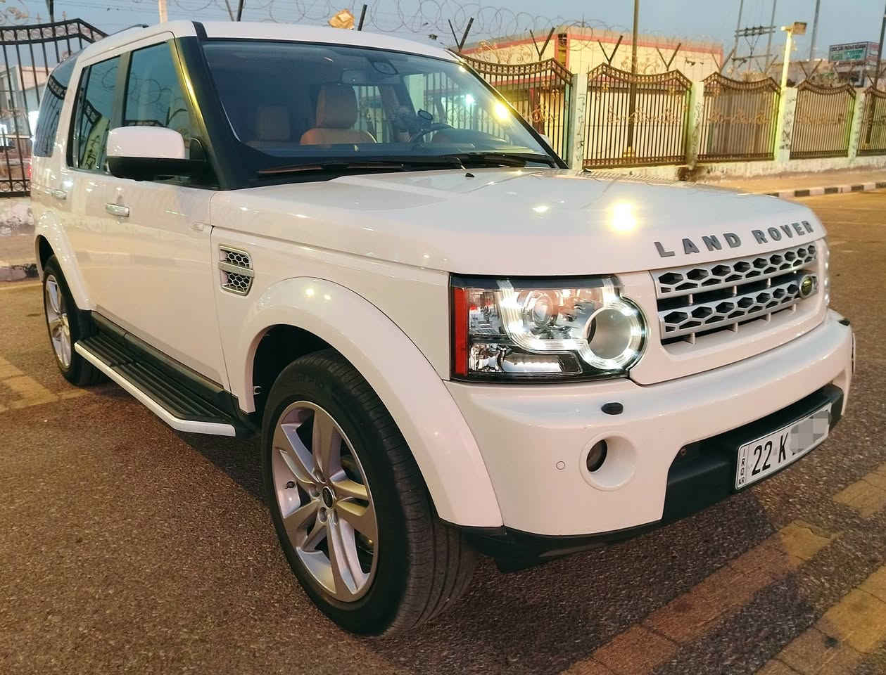 Land Rover Discovery 4 / LR4  2010 HSE
فول مواصفات / كفالة عامة وضع الشركة 
خليجي وكالة سردار / رقم وهزة جديد بإسمي 
_________________
للمعلومات الاتصال او المراسلة *********** واتساب
السعر :148$ قابل للتفاوض 
الماركة: Land Rover
الموديل: Discovery 4 / LR4
سنة الصنع: 2010
الفئة: HSE
نوع السيارة: SUV
عدد المقاعد: 7
نظام الدفع: دفع رباعي دائم 4×4
ناقل الحركة: أوتوماتيك 3 وضعيات 
عدد السرعات : 6 سرعات
نظام التوجيه: هيدروليكي
نظام التعليق: هوائي إلكتروني إمكانية رفع وخفض السيارة 
محرك :8 سلندر / 5.0cc بدون سوبر نظام حقن إلكتروني.
نظام Terrain Response.
وضع القيادة على الأسفلت.
وضع القيادة على الرمال.
وضع القيادة على الطين.
وضع القيادة على الصخور.
نظام التحكم بنزول المنحدرات Hill Descent Control.
نظام التحكم الإلكتروني بالجر.
نظام الثبات الإلكتروني.
نظام ABS مانع انغلاق الفرامل.
مساعد صعود المنحدرات.
نظام تعليق هوائي قابل لتغيير الارتفاع.
مقاعد جلد.
مقاعد أمامية كهربائية.
ذاكرة لمقعد السائق 
مكيف هواء أوتوماتيكي.
تحكم متعدد المناطق بالمكيف. 4 قطع
مثبت سرعة.
ستيرن كهربائي. 
نوافذ كهربائية.
مرايا كهربائية مع لد ترحيب
مرايا قابلة للطي كهربائياً
بصمة تشغيل
فتحة سقف 
سقف بانوراما 
إضاءة داخلية.
شاشة معلومات وترفيه.
نظام ملاحة.
خمسة كاميرات محيطية. 
حساسات اصطفاف محيطية. 
نظام صوت فاخر 17 سماعة. 
راديو.
مشغل CD.
مدخل AUX.
تحكم صوتي من المقود.
شاشة معلومات للسائق. 
مصابيح أمامية زينون. 
مصابيح ضباب زينون. 
إضاءة خلفية LED.
وسائد هوائية أمامية محيطية. 
نظام ABS.
نظام EBD.
نظام التحكم بالثبات الإلكتروني.
نظام مانع الانزلاق.
مثبت سرعة.
