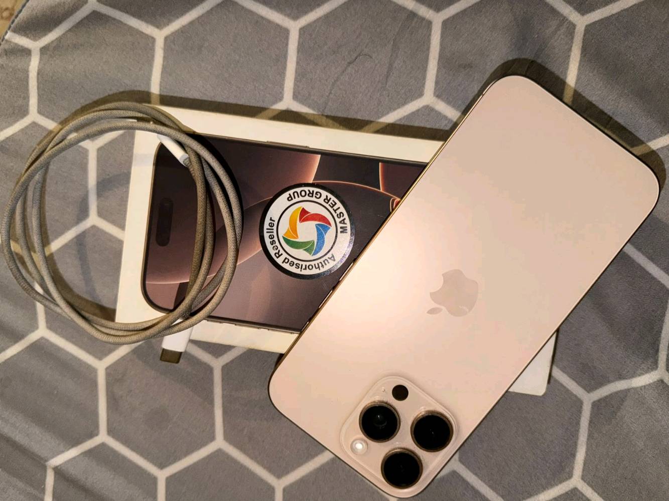 IPHONE 16Pro Max's
تيتانيم ديزل الصحراوي 
الجهاز ماستر 
تاريخ انتهاء الصلاحيه
٢٠٢٦/١٢/٧
يعني بعده بل ضمان 
اسخدام قليل الجهاز مال بيت 
عدد دورات الشحن ١٣٤
بطاريه ١٠٠ 
ذاكرة ٢٥٦
كامل ملحقات +حافظه هديه 
جهاز ولا زلغ بي نظافه ١٠٠%
يعني جهاز جديد 
ماكني ساحت عدن 
او جسر الدوار الصبيات 
***********
السعر ١٥٥٠  
بي مجال حك الجيه
