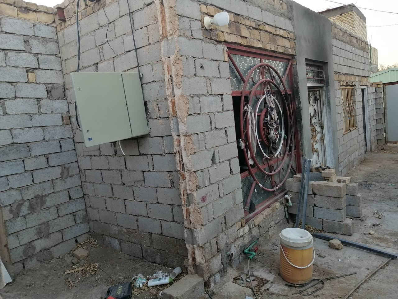 سلام عليكم دار للبيع المساحه ٣٠٠ مكون من غرفتين وصاله وبراني ومطبخ وصحيات البيت يحتاج ترميم او صبغ اخوان تم تخفيض السعر ٢٥ وبي شويه لئن عندي ضرف والله المكان طريق السنيه ديوانيه يم مجمع الصادق استفسار اكثر خاص او اتصال 
*********** بي واتساب
