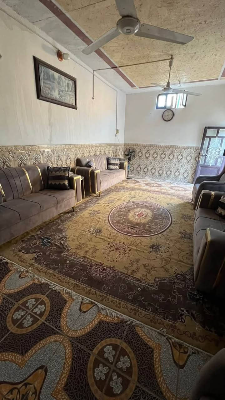 السلام عليكم
بيت زراعي للبيع المساحه 220 م 

كاشي البيت كامل - 3 غرف كبار - صاله جبيره -  مطبخ جبير - استقبال جبير - مجمع حمامات خارجي داخلي - حديقه جبيره 

حي العسكري الغربي منطقه ابو شهاب 

السعر 34 وبي مجال بسيط 

***********

نص مكتوب في الصور:
- صالة 5*5