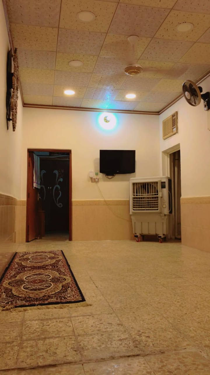 للبيع او للمروس
***********
في حي وفاء بمنطقة 38 يبعد عن شارع جامعة وفاء 6 بيوت قرب مجسرات الزهراء شارع 10 متر مساحة100 م
بصف ركن مفتوح على ساحة طابق واحد غرفة وصالة واستقبال ومطبخ حمامات عدد 2 
اساس صب سقف عگادة عالي عن شارع 
بيت كلة سيراميك كهرباء وماء مجاري كلهة جديد سيراميك مطبخ ومدخل وحمامات قبل سنة مشتغلهن بيت نظيف بأسمي 
للاستفسار خاص او واتساب
