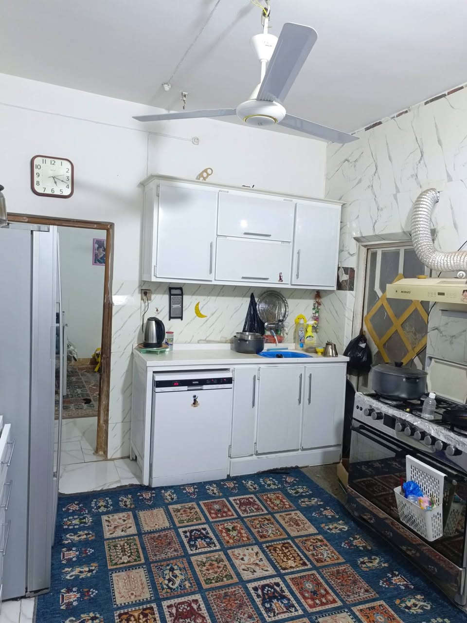 للبيع
بيت في النجف الاشرف حي ابو طالب 
طابو صرف تقريبا 3 كيلو عن الامام ع 
على طريق الزوارالسعر 150 
المساحة 100 متر طابقين 
الاساس صب السقف عكادة بناء نظيف 
الطابق الارضي غرفة وهول ومطبخ واستقبال وصحيات داخلية وخارجية 
الطابق الثاني هول كبير وصحيات وغرفة 
للشراي الاتصال *********** واتساب 
@إشارة
