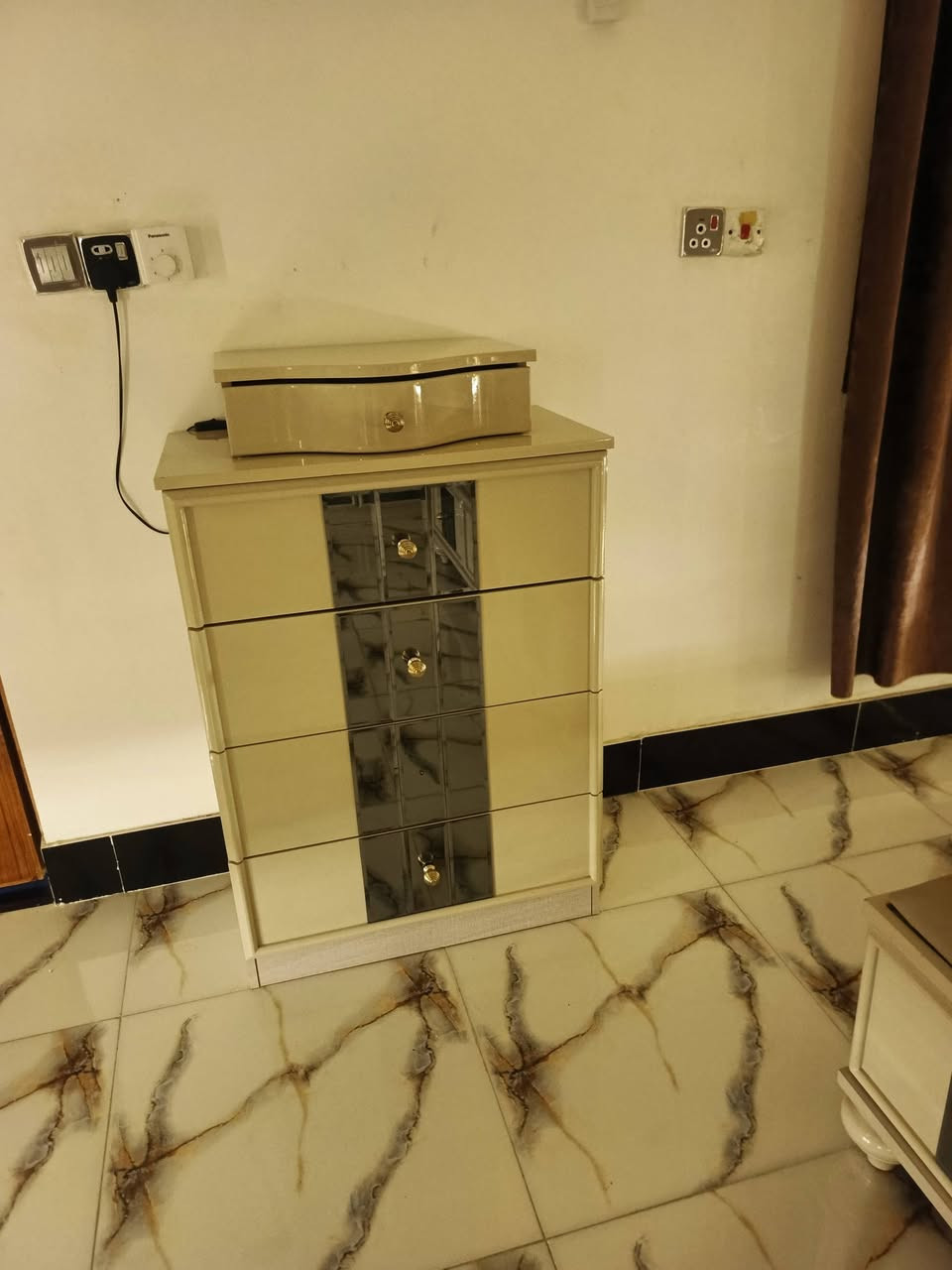سلام عليكم غرفه تركيه للبيع نضيفه وجديده الستفسار عل هاذ الرقم ***********
