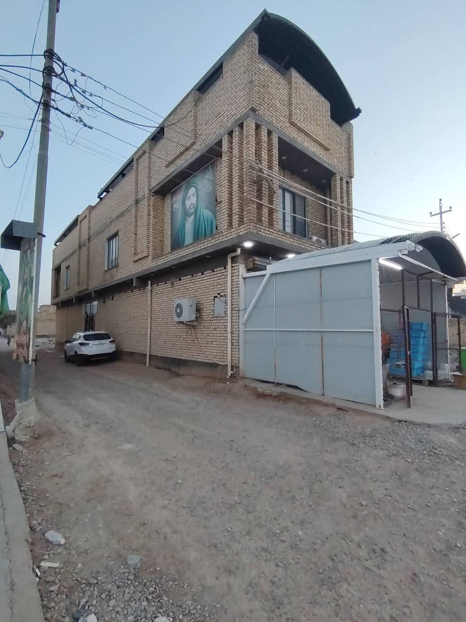 السلام عليكم بيت مع محل للبيع مساحة132متر ركن بناء 2025 قرب جامعة الامام الصادق عليه السلام للاستفسار الاتصال على صاحب الدار ***********
