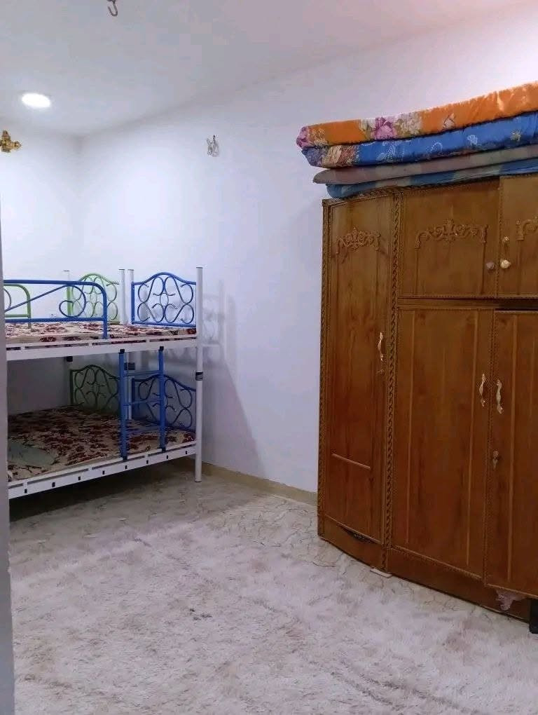 السلام عليكم عدي بيت للبيع مساحته 114طابقين يحتوي على 3غرف وملحقاته سند 25 اقرار مباشر سعره 83بي مجال كافه الخدمات ماء كهرباء مجاري جديده مدارس سوك مستوصف يبعد عن الامام 3كيلو ونص كونكريت للطابقين سطحين صالتين طريق البوبيات عمود 85بدايه الحر الصغير 
البيت عالي عن الشارع مقرنص الباب 
الخاص مفتوح اي استفسار

نص مكتوب في الصور:
- ٧:١٩ م