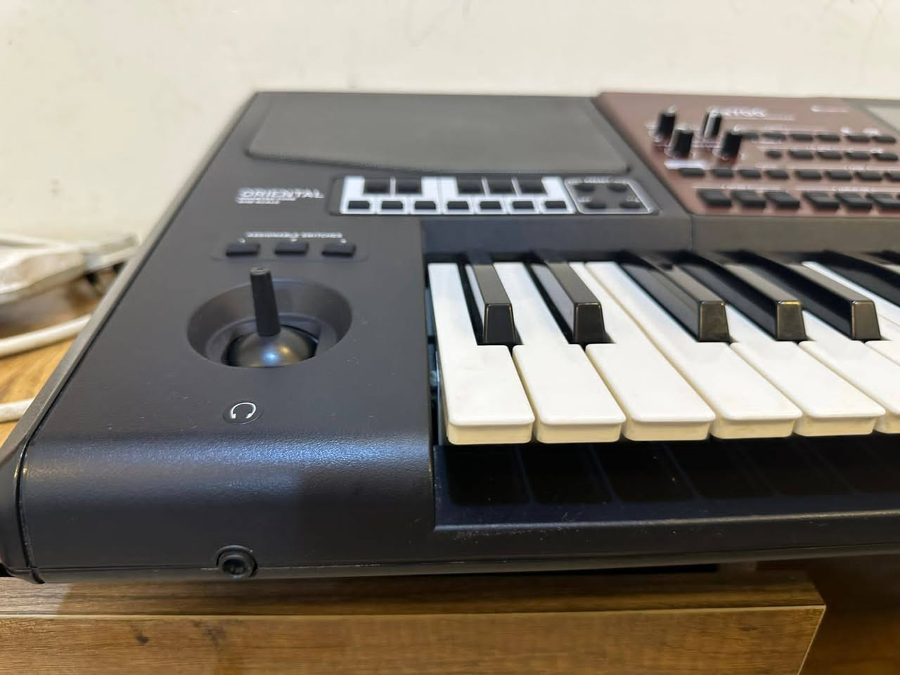 🎹 للبيع KORG PA700 – فيشة صفره 🇮🇹
الجهاز بحالة ممتازة ونظيف جداً،
🔹 فيشة صفره
🔹 كارتونة أصلية
🔹 كتلوك
🔹 جنطة أصلية
🔹 الجهاز على وضع الشركة وما مفتوح ولا متلاعب بيه
🔹 ويا سيت 2026 احترافي، مشتري السيت بـ 90$ 💿
الجهاز جاهز للشغل والطربيات والحفلات، وما يحتاج أي شي. الجهاز ع ايد وحده من الكارتونه فاتحه بيدي  ماطالع حفلات لان اصلاً مااعرف اعزف 
💰 السعر: 875$ قفل نهائي
❌ غير قابل للتفاوض
عنواني بغداد 
📍 البيع  فقط في العراق 
***********
