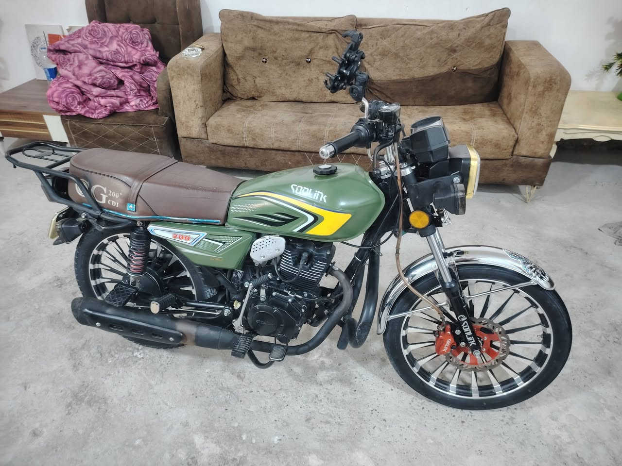ايراني 5 كير سونلك 25 مكينه 200 cc نضيفه فول  سعرها 850 مكاني الشعب *********** 
بس دشبول طافي
