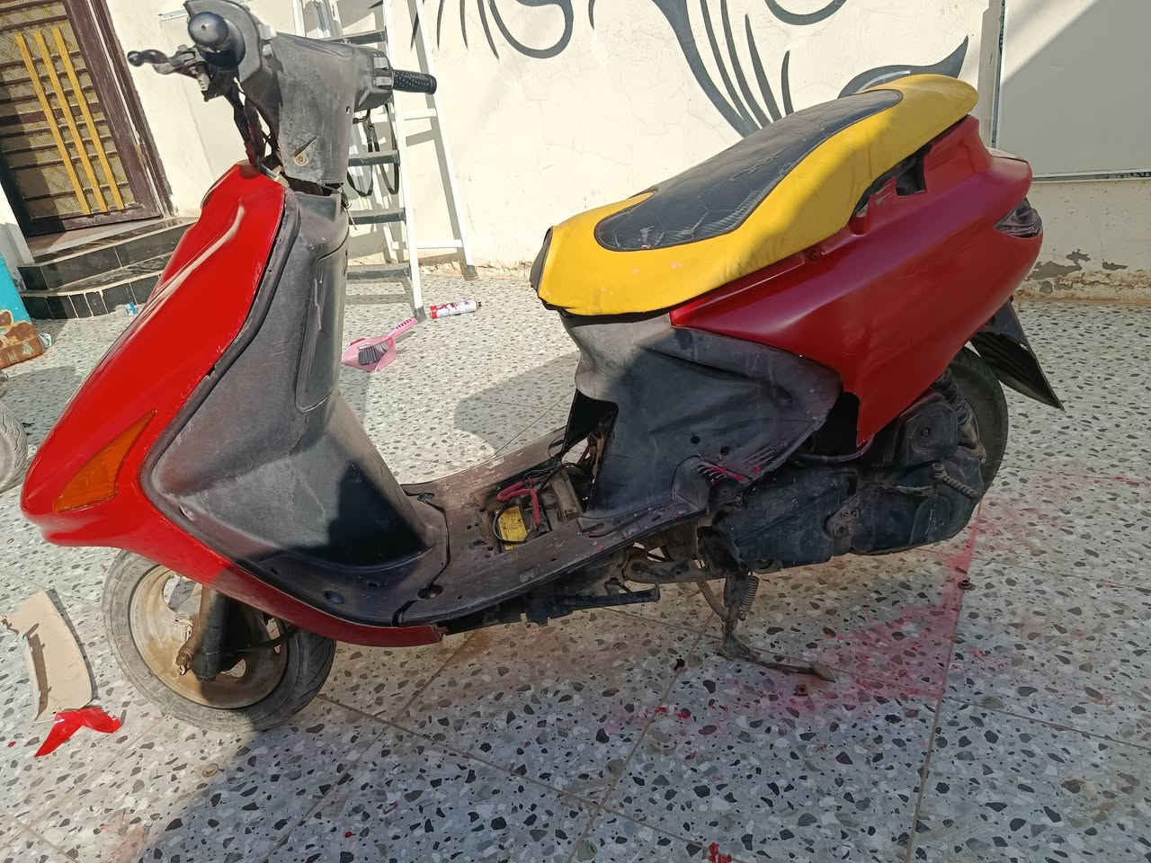 سلام عليكم دراجه فراشه فحل كامله كفرات وكلوبات مكينه مامفتوحه نشطه دراجه  سعره 150وبيه مجال مكانه دوانيه حي زهره ***********
