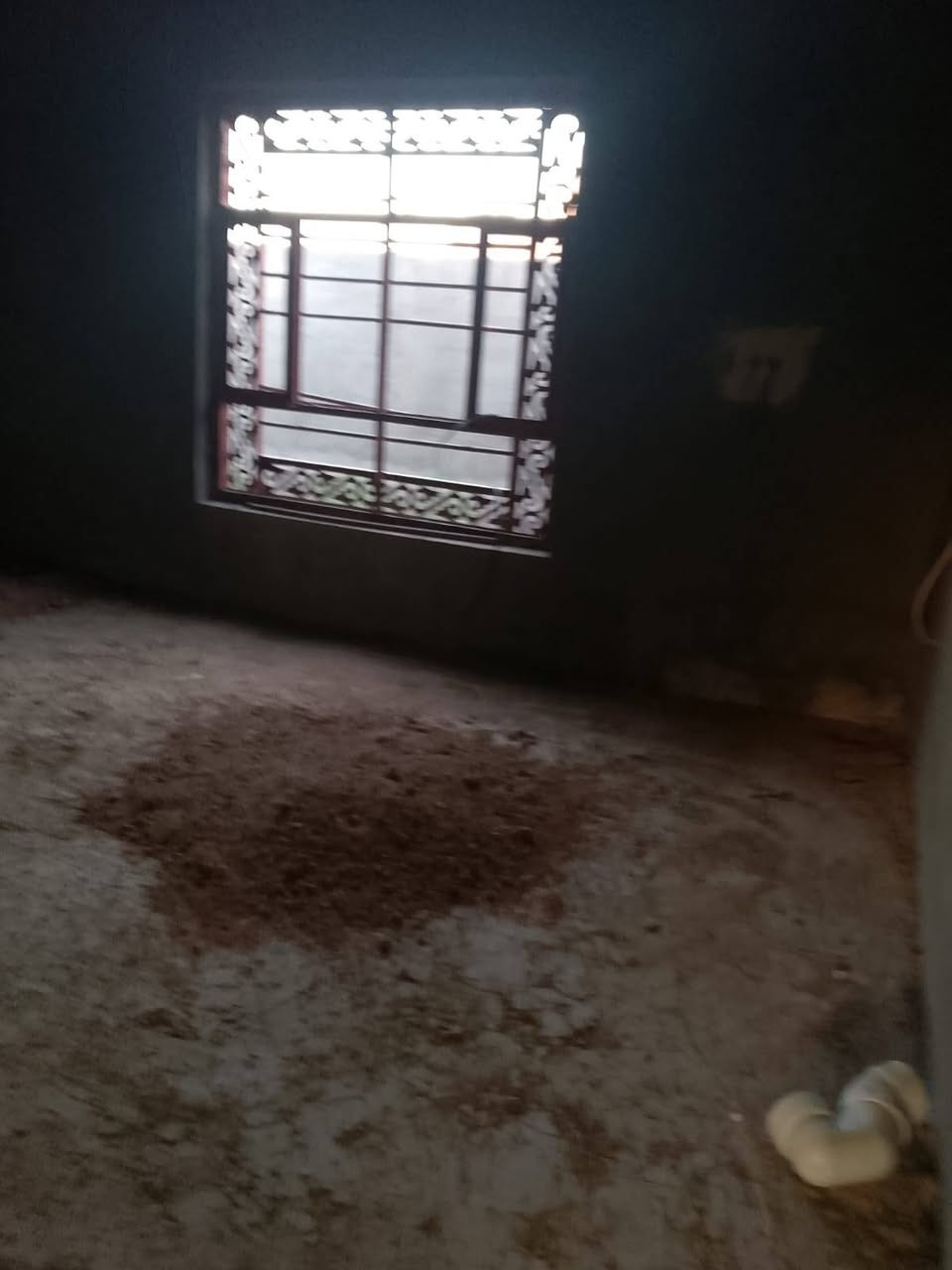السلام عليكم عندي بيت بحي الزيتون قريه الرواجح تبعد عن شارع عام 2كليو كل خدمات متوفره يتكون من غرفتين وصاله واستقبال ومطبخ وحمامات داخليه وخارجيه مساحه بيت 200بيت كامل عوزه بس بياض ارضيه ابيع 28بيه مجال لشراي عرضه ليه سند 25مباشر تحويل ***********
