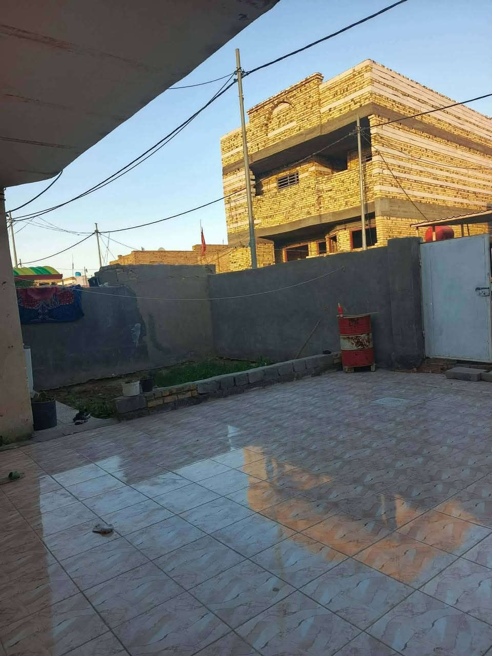 بيت للبيع 
مساحه225
براني وهول وغرفتين ومطبخ وحمام داخلي  وحمام خارجي وطارمه وحديقه وممرات العنوان حي الصدر الثالث خلف الملعب الخماسي  جميع الخدمات متوفره السعر مناسب اومراوس بارض زراعيه به بيت  موبايل ***********
