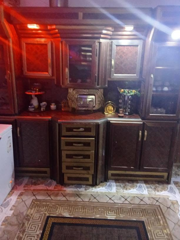 كاونتر المنيوم داخل و خارج مع طباخ كهربائي 4عيون وطباخ غازي 4عيون وفرن مايكرويف كهربائي قفل 550مكاني المدائن ***********
