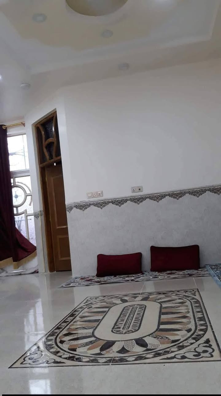 بيت للبيع..
المساحة ١٤٤ (٦*٢٤)
طابقين..
بناء جديد عام ٢٠٢١
الطابق الارضي  غرفة واستقبال وهول وصحيات ومطبخ 
الطابق الثاني غرفة وهول وصحيات.
بيت كامل من كلشي..
المنطقة..الكوت الشهداء خلف مدرسة الاطلال الخدمات الجديدة..
التواصل ***********
