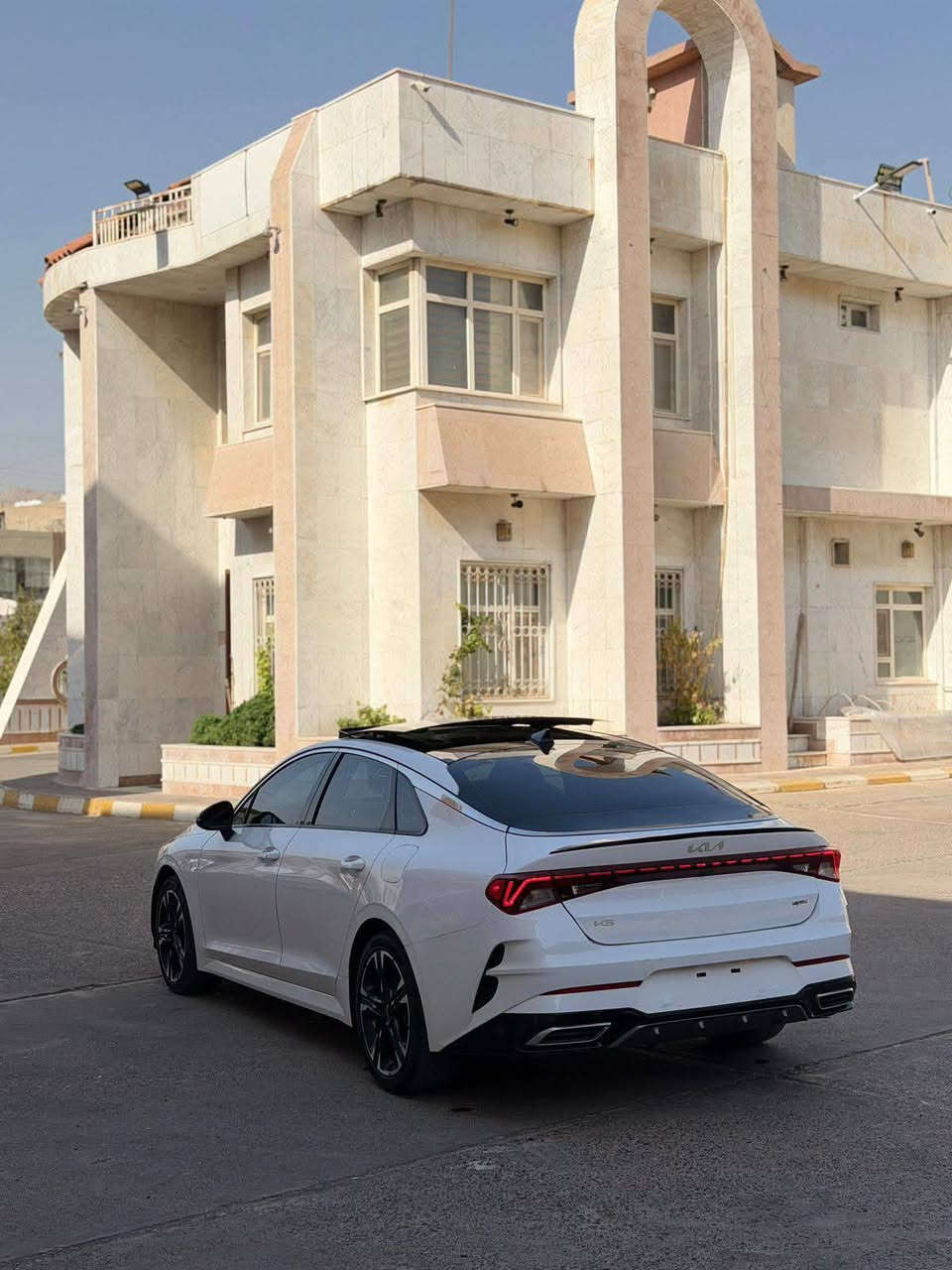 كي 5 موديل 2025 مواصفات جي تي 
مواصفات السياره،،،،
بانوراما والسقف 
تحديد مسار الشارع 
كروس لتثبيت سرعه الشارع 
لايت ال اي ديزنو 
كشافات امامي ضباب 
اوتو هولد اوتو بارك 
شاشه اعطال السياره 
شاشه جي بي اس ملاحه 
كاميرا خلفيه دواره 
نظام ايكو سبورت نورمال 
شاحن وايرلس 
هاند بريك بصمه 
ويلكم كروم حجم 18 انش 
بشاير بالامرايات الجانبيه 
تحكمات ستير 
توقف ذاتي طوارئ 
تبريد تكييف الهواء مركزيه امامي خلفي 
كشنات جلد،،،كشن كهربائي السائق،،،
🍂🍂🍂🍂
وبعد بيها مواصفات 
المحرك والجير بحاله ممتازه 
الاستفسار اتصال هاتفي مباشر 
***********
وتساب فايبر دهوك, العراق
