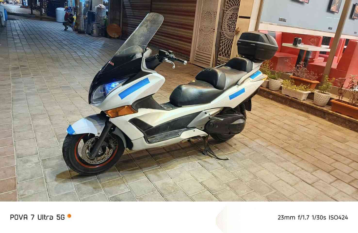 سلام عليكم للبيع سلفر ونج جي تي حديث ياباني  مكينه 400cc بل كارتون منفيس أوراق معرض موجوده بلاديه مكفوله ناعمه لأدخانه ولاصوت ولانضوح معدلها 180 ستان حساس اي بي إس وجي بي إس اوفر مود جنطه بلادي  جامه طويله بلاديه كهربائيات شغاله من طول لطول عل بلاد تجي تشغل وترايك وين ما يعجبك جواها تخم تاير جديد مكاني بغداد  الامين السعر مليونين  رقمي *********** للشراي يتصل وبخدمته

نص مكتوب في الصور:
- POVA 7 Ultra 5G
- 23mm f/1.7 1/30s ISO541
- 23mm f/1.7 1/30s ISO424
- POVA 7 Ultra 5G  23mm f/1.7 1/30s ISO665