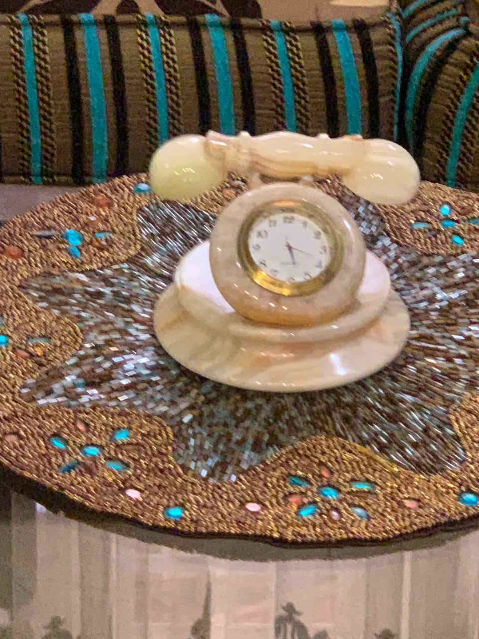 السلام عليكم
تحفيات مرمر شغل باكستاني 
القطعه البيه ساعه١٥
والحرف ١٠
واذا شلع ٣٠
بغداد الاسكان خلف مستشفى الطفل 
***********
