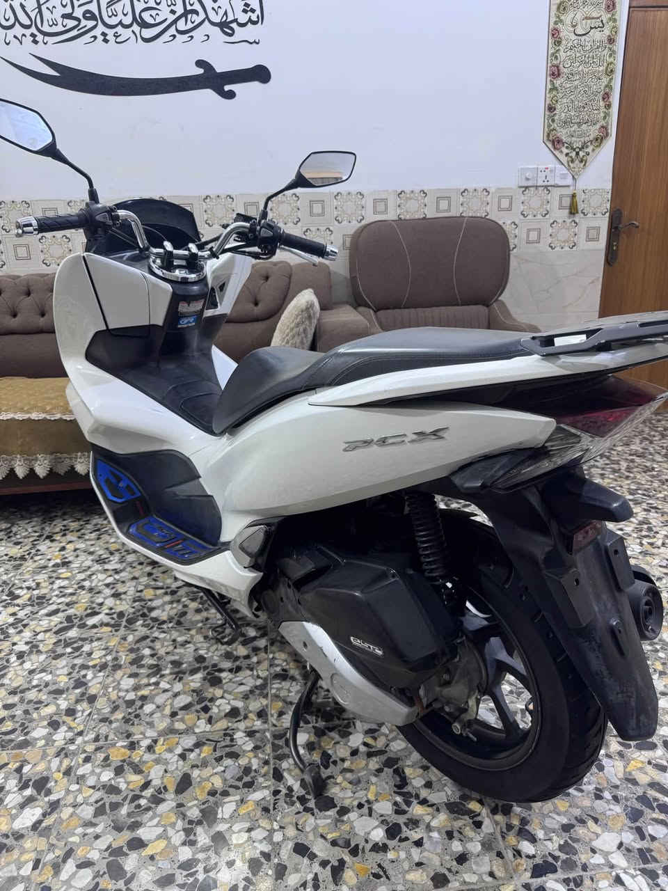 سلام عليكم PCX جيل الثالث ياباني
 نازله من المعرض قبل 4 اشهر 
الدراجه بحاله الوكاله وياها منفيسهة وكتلوكاتهة
ماشيه 28k✅
حساس ازدحام✅
حساس ستان ✅
الدراجه كفاله من التاير للتاير اي نقص مابيه  
وشرط الضمان ✅
السعر 18ونص
مكاني الامين الثانيه شراي اتصل*********** 📞
