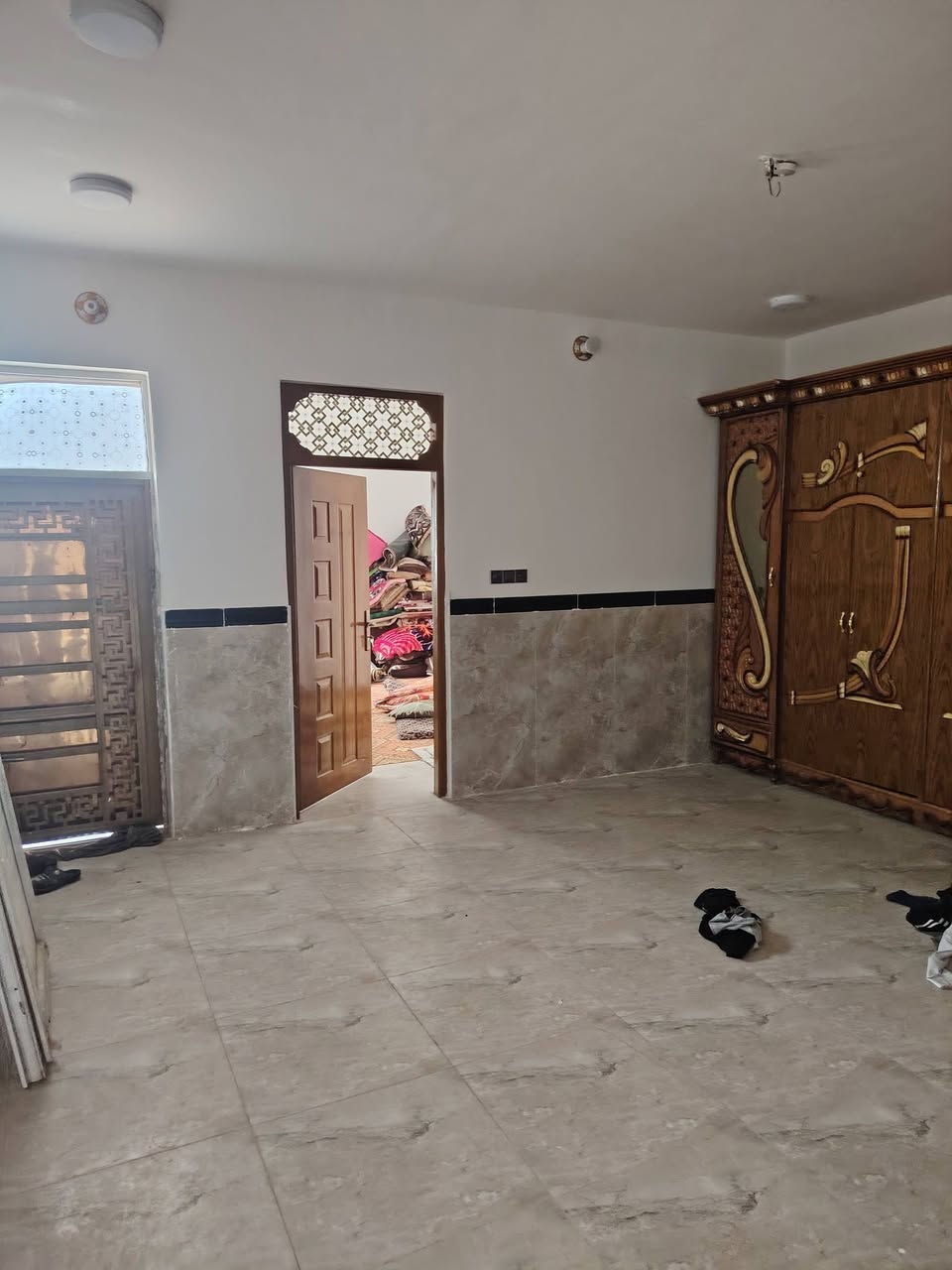 بيت للبيع مساحه 150 م طابقين بناء طابوق والطابق الثاني ثرمستون يحتوي ع اربع غرف نوم واستقبال و3 حمامات و2 صاله و2 مطبخ واحد جوه واحد فوك  العنوان حي الرحمه الشارع المقرنص العريض الي قريب ع المعارض رقم الهاتف ***********  السعر 100 وبيه مجال بناء جديد سنه 2026 نضافه 100ب 100 البيت جديد صار 3 أشهر ع السكن
