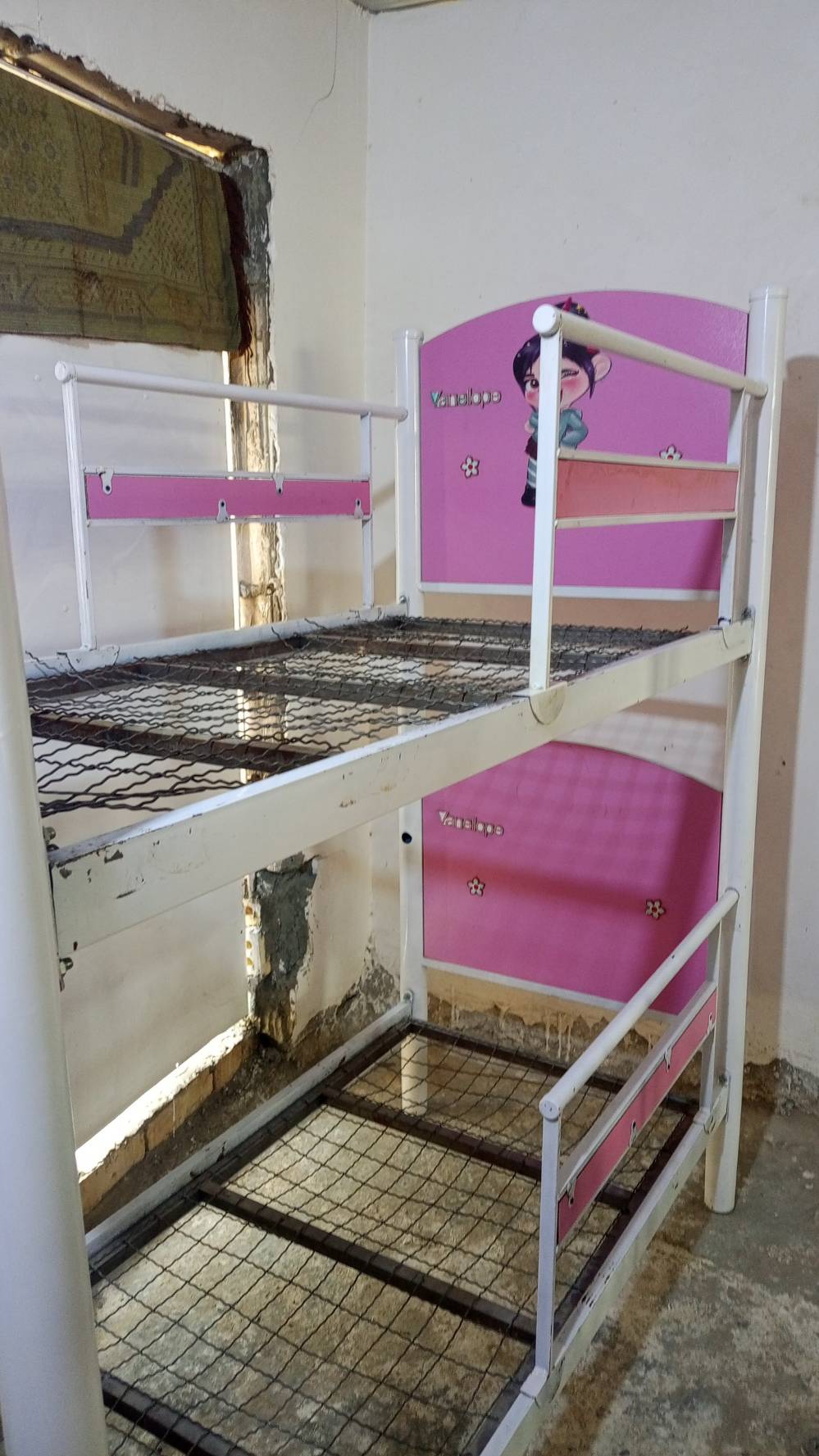 سرير طابقين • بغداد العبيدي • فيه مجال