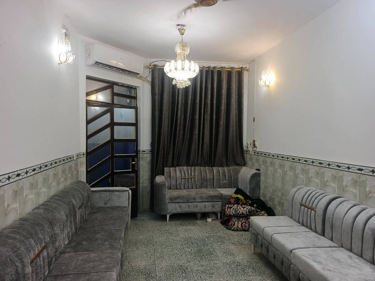 بيت ١٠٠متر للبيع حي النداء ب٥٩ صب كونكريت طابقين دبل فاليوم كامل مكمل 
استقبال ومطبخ وصاله وغرفه وحمامات داخليه وخارجيه والطابق الثاني ٣غرف وحمام سيراميك كاشي سقوف ثانويه 
بصف الركن قرب شارع ١٥ ومدرسة حسن نصرالله السعر ١١٥ 
***********
