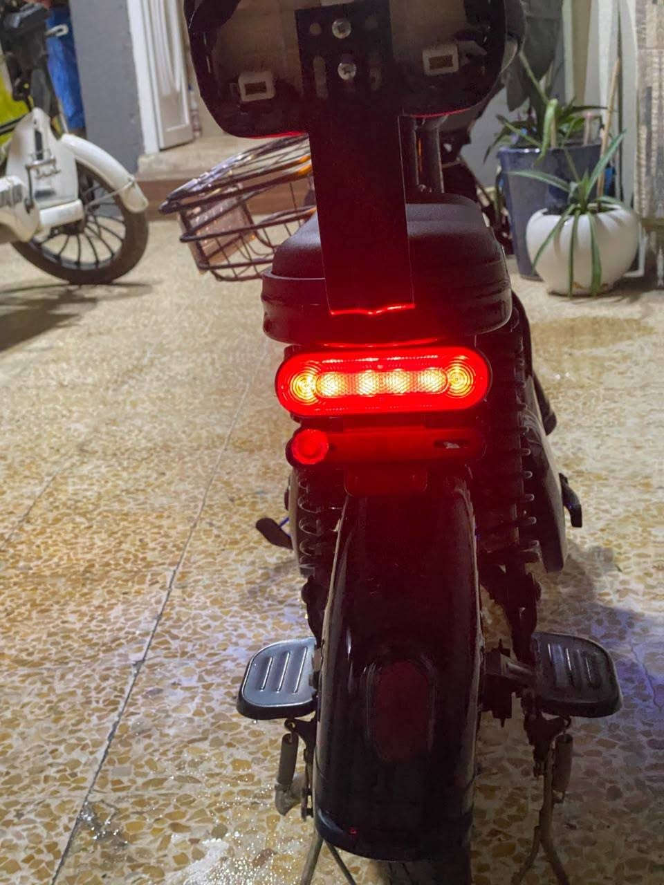السلام عليكم 👇🏻
دراجة شحن 🛵
حجم :14 
استخدام 4 اشهر فقط👌🏻
4 بطاريات 
يدعم التشغيل عن بعد👉🏻
التشغيل عن طريق كارت 
نضافة
:85%
سماعة بلوتوث ✨
دبل إشارة ✨
رقم هاتف 
***********
 السعر : 225.000 💥
