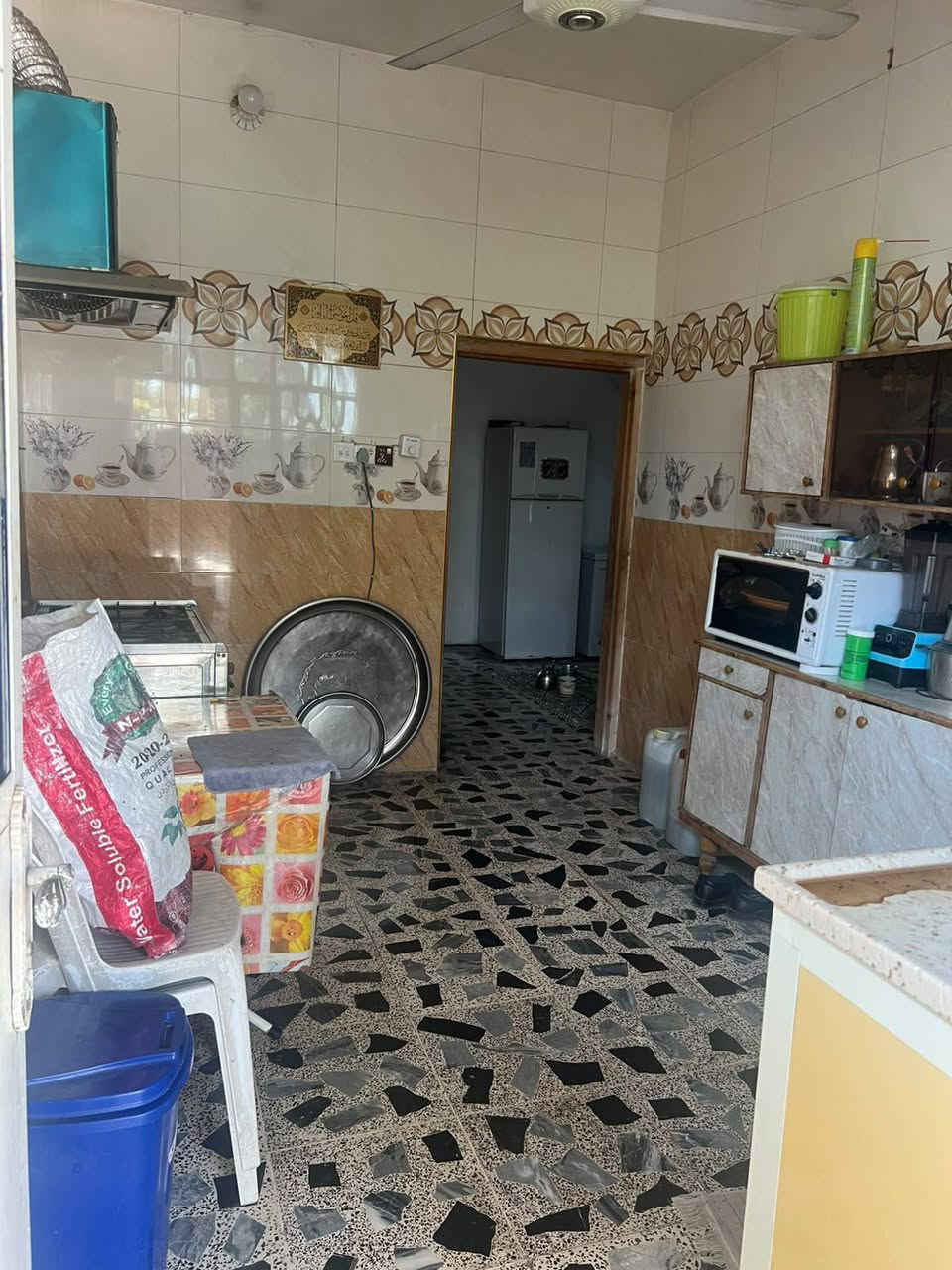 اسلام عليكم دارين البيع المدائن الجعاره  المساحه الكليه 400 الدار الاول مساحه  280 يحتوي على 5 غرف نوم وصاله كبيره ومطبخ وستقبال كبير  الدار الثاني مساحه 120 يحتوي على غرفتين نوم فوك وجوه وستقبال وصاله ومطبخ الستفسار الاتصال على ‏‪
‏‪***********‬‏
