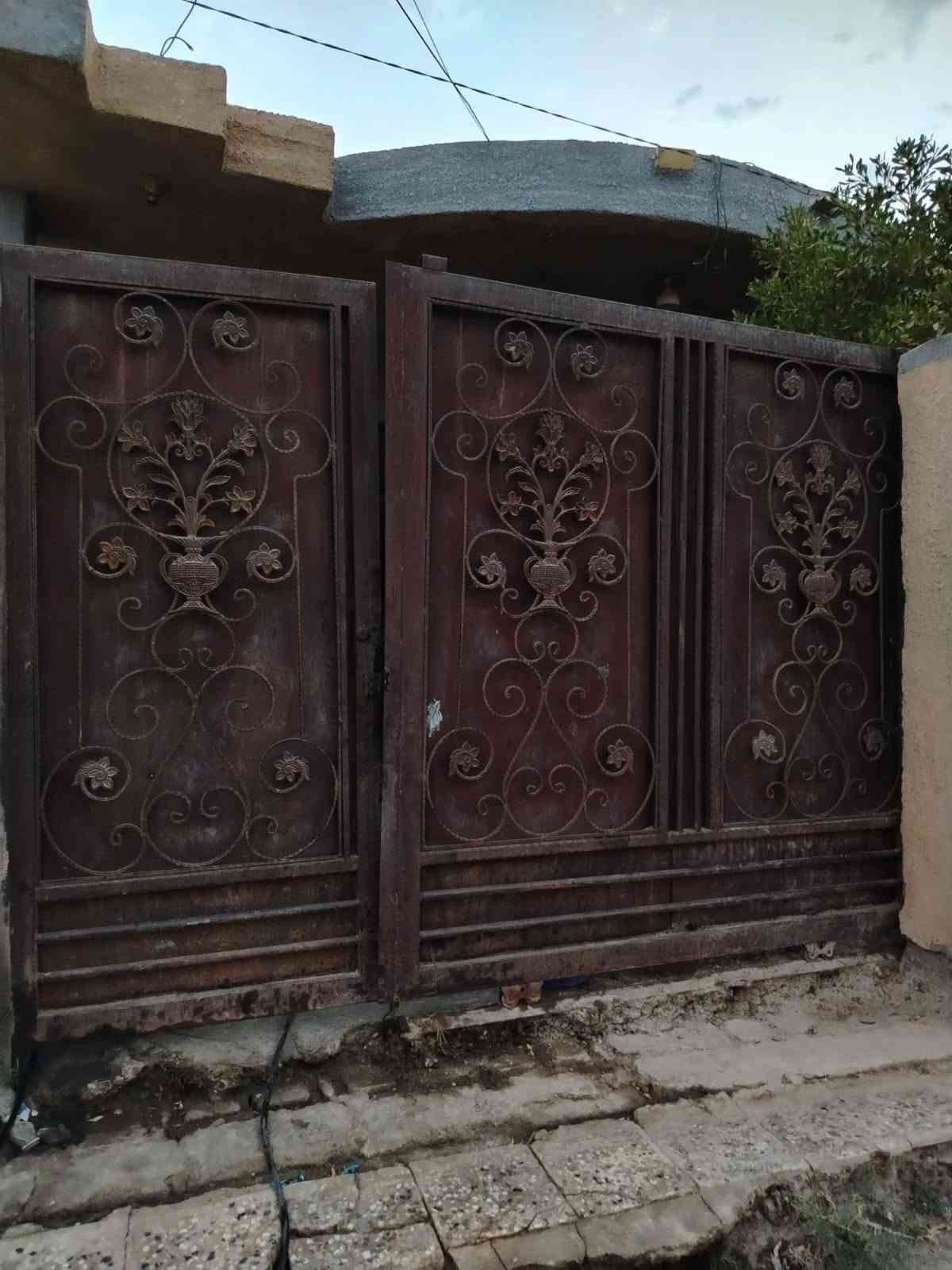 السلام عليكم
اخوان عندي شبابيك وبوب
5 شبابيك نضيفات مثل ماموضح بالصور 
2 باب وشباج دمج 
2شباك بيتونة 
وباب ستقبال شوية تعبان البليت مالة
***********
