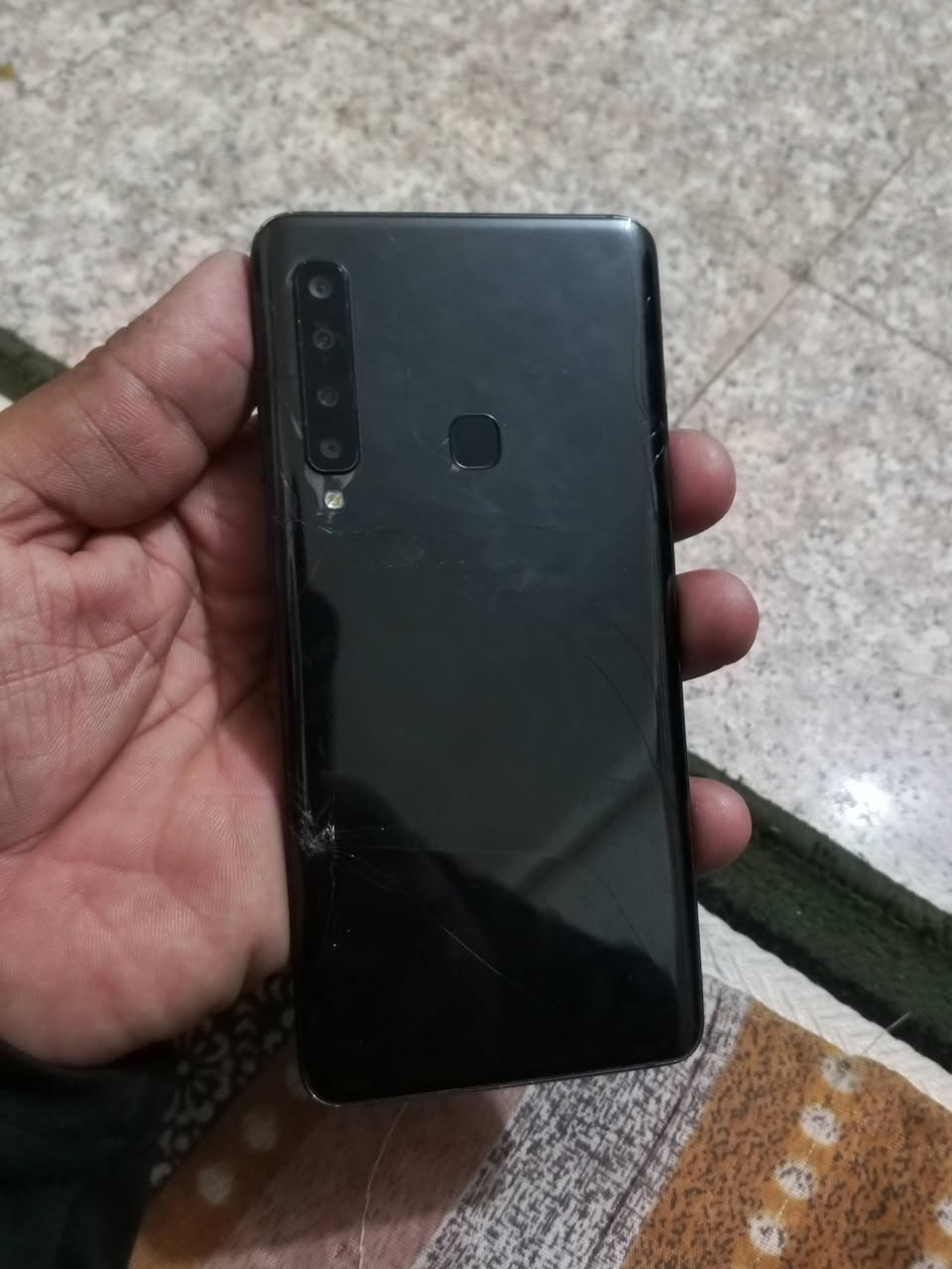 موبايل سامسونج جالكسي Galaxy A9 للبيع العنوان بغداد كماليه شارع نهايه السبعين و50 وبي مجال متواجد واتساب *********** هل موجود قدامك بي فطر بالشاشه وبالظهر

