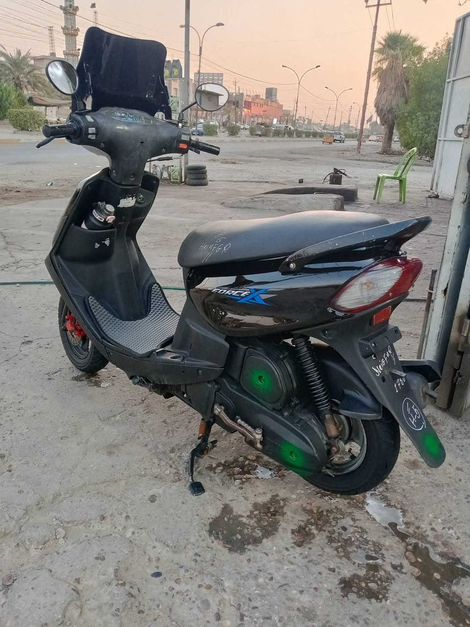 مكفولة من فتح وتصليح وكلشي أوراق كامله بئسمي
ماكس قجمه 
محرك 49 بلادي كفاله  صوته مسمعه شحن عبالك 
هورن 
سلف 
كابريتر كل عراضه الاصليه بشرط
جديده 
واقيه جامه سوده ارضيه 
مرايات 
 دراجه جديده 
مكانه الدوره ابو دشير 
***********
السعر 550 قابل للتفاوض
