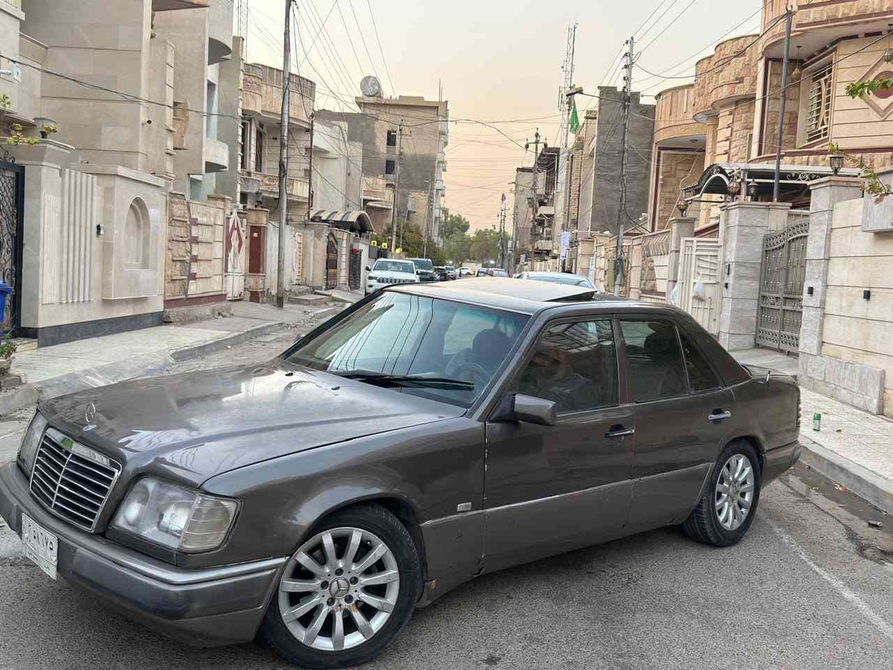 السلام عليكم
مرسيدس موديل ١٩٩١ للبيع
 المحرك: 3000 بطه
المواصفات:
✅ موديل ٩١– فئة الـ 300
✅ كير محرك جديد خير من الله 
✅ تبريد ثلج 
✅ صدر جديد حداديه كامله 
✅ تايرات جديده ويلات حديثه
✅سلايد شغال
سنويه بسمي تحويل ثاني يوم 
السعر ٥٨ وبيها مجال 
المكان السيديه الشارع التجاري 
*********** كروب مرسيدس دب الرسمي في العراق�
