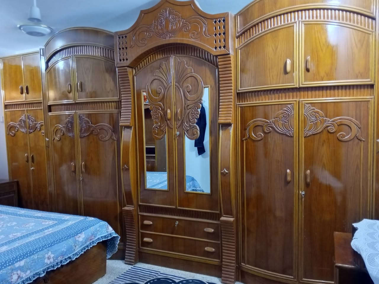 غرفه اخشاب للبيع جديده كامله ملحقات ***********
