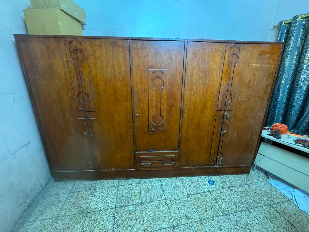 لسلام عليكم ورحمة الله وبركاته
إخواني وأخواتي الأعزاء، تتوفر لدينا الأغراض  التالية للبيع:

* 🛋️ تخم تاج (5 قطع) — 450,000 دينار
* 🚪 كنتور (5 بيبان) — 100,000 دينار
* 🪟 بوفيه (6 بيبان) — 125,000 دينار
*📐 زاوية — 25,000 دينار
📍 العنوان: بغداد – جكوك – شارع قمر بني هاشم (شارع 20).

للاستفسار أو المعاينة، يرجى التواصل على الخاص الرقم ***********
