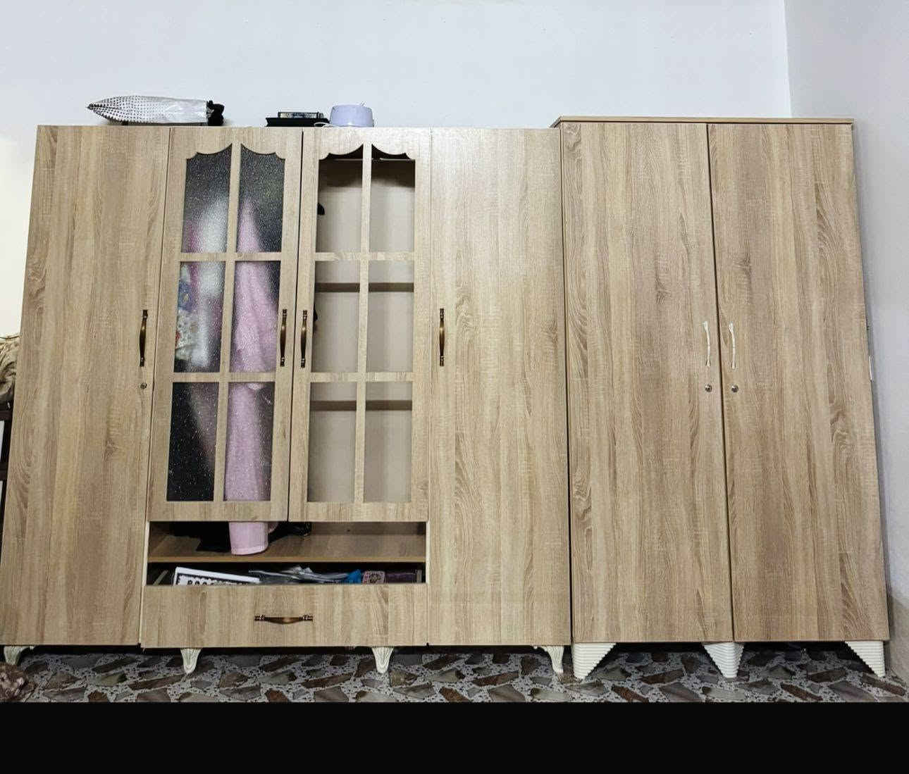 كنتورين واحد 2باب والثاني 5 بيبان وسيسم نفر  الخشب تكمه ومستعمله سنه ونص السعر الكلي 300 وبيها مجال الي يريدها خاص واتساب والرقم ***********
العنوان كركوك
