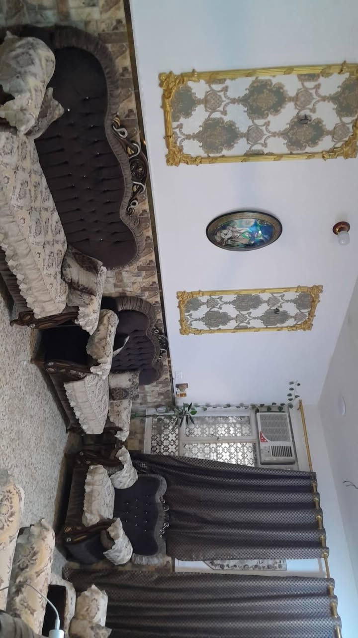 بيت للبيع مساحه ١٠٠ بالامين الثانيه السده جديده طابقين يحتوي طابق الاول على صحيات عدد ثنين واستقبال ومطبخ وغرفه ويحتوي طابق الثاني ع صحيات وغرفتين ومطبخ وبي سطحين للإستفسار اكثر  على رقم ***********
