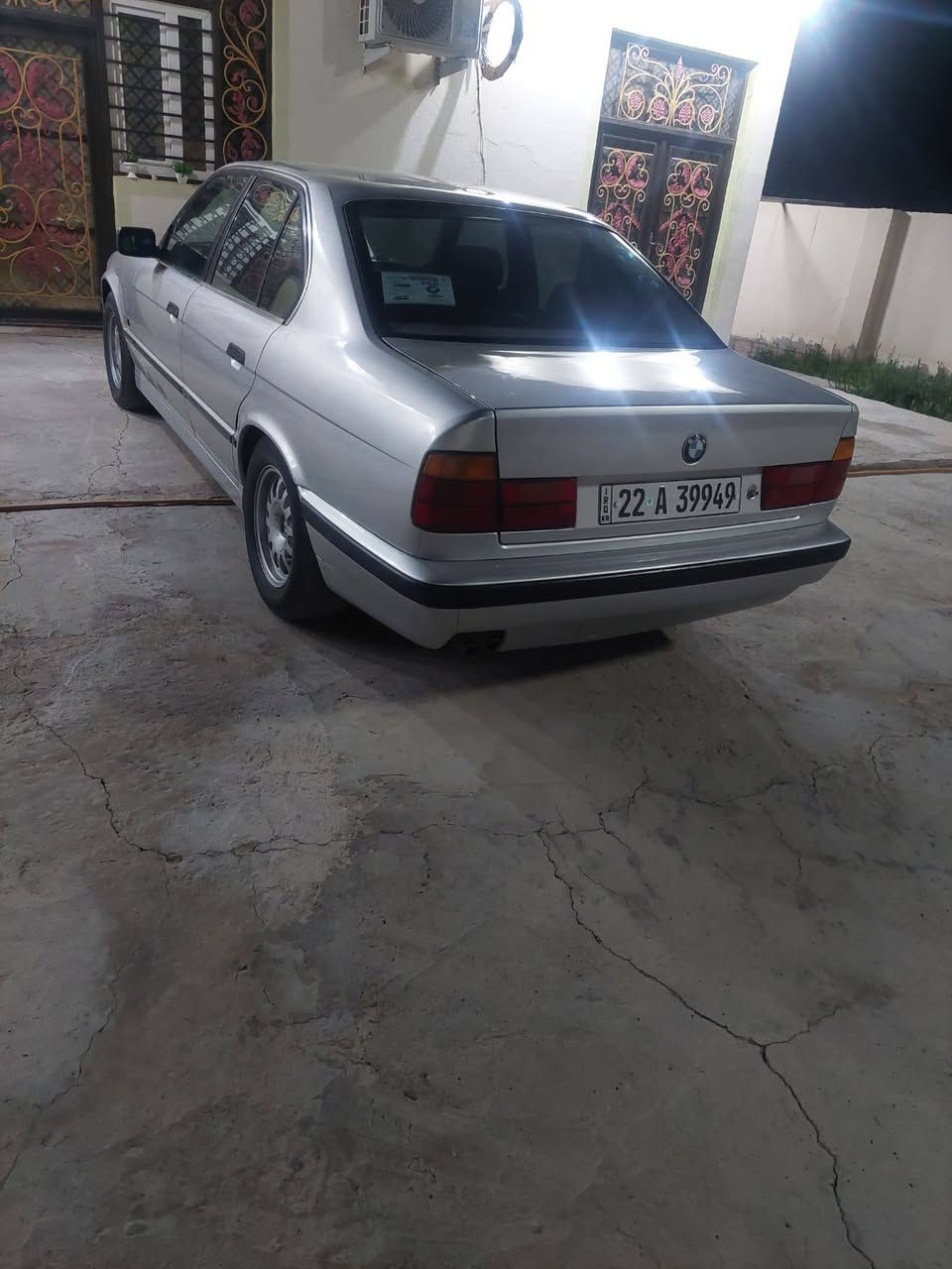 السلام عليكم مكلف بلنشر اخوان عندي سياره نوع BMW موديل 1992 رقم اربيل دولي بسمي سياره خير من الله ما ناقصها شي كير او مكينة كفاله عامه فتحه بالسقف كشنات جلد اسود ملكي تخم تاير باتري جديد سياره بسمي سعرها 75$ بيها مجال حق الجيه تلفون *********** مكاني طريق النجف الحيدريه خان نص او بغداد شارع المطار دوامي هناك
