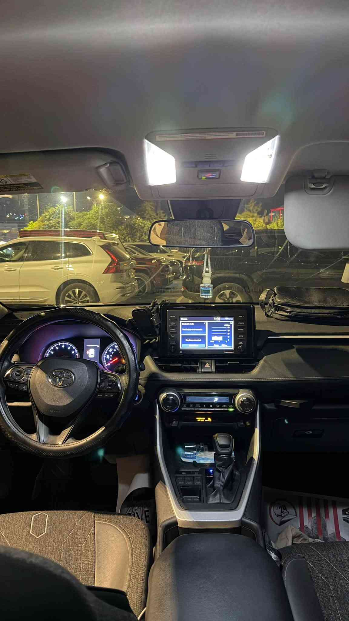 Toyota Rav 4 2022 بانزين
🎖️ وارد امريكي مواصفات XLE :
بصمة رادار دخول ذكي
بريك بصمة
دفع رباعي AWD
رادار امامي خلفي
ابل كاربلاي + اندرويد اوتو
قطعتين تبريد كير 8 نمر
محرك 2500
والخ مواصفات ال XLE عدا الفتحة
🏎️ الممشى : 100 الف كم ( قابل للزيادة ) 
بدون صبغ بدون ايرباگ صور الحادث مُرفقة 
وهذا رقم الشاصي : 2T3P1RFV0NC285094
ملاحظة : بيها رصعات بالباب الخلفي سكن 
موضحة بالفديو .
مرقم اربيل الجديد 
سنوية باسمي تحويل مباشر ثاني يوم
💸 السعر : 21,500$ يعني 215 ورقة وبيها مجال 
📍 مكان السيارة : موصل ، اربيل 
📞 للأستفسار : ***********
