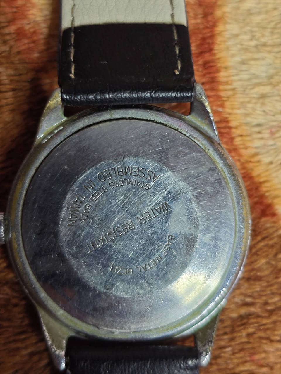 ساعة يد كلاسيكية أصلية ماركة TIMEX للبيع ⏱️✨
التفاصيل: ساعة فينتيج (Vintage) أصلية بحالة ممتازة، تصميم كلاسيكي بأرقام واضحة ونافذة لتاريخ اليوم، مع حزام جلد أسود أنيق. الخلفية مكتوب عليها (Assembled in Taiwan) و(Base Metal Bezel).  
الموقع: بغداد - العبيدي 📍
للاستفسار والتفاصيل: يرجى مراسلة الخاص حصراً 📥
رقم الهاتف: *********** 📞
