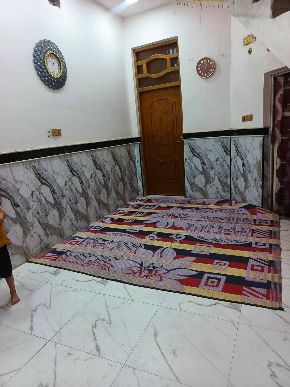 ياالله 
سلام عليكم
البيت البيع طابو صرف
مساحه ((100)) متر طولاني 
البيت بناء حديث ومسلح 
يحتوي على استقبال وصاله ومطبخ وغرفه نوم
صحيات داخليه صحيات خارجيه
دبيسات خلف جامع استفسار اتصل
((***********)) ((***********)) اخوكم أبو عراق...
