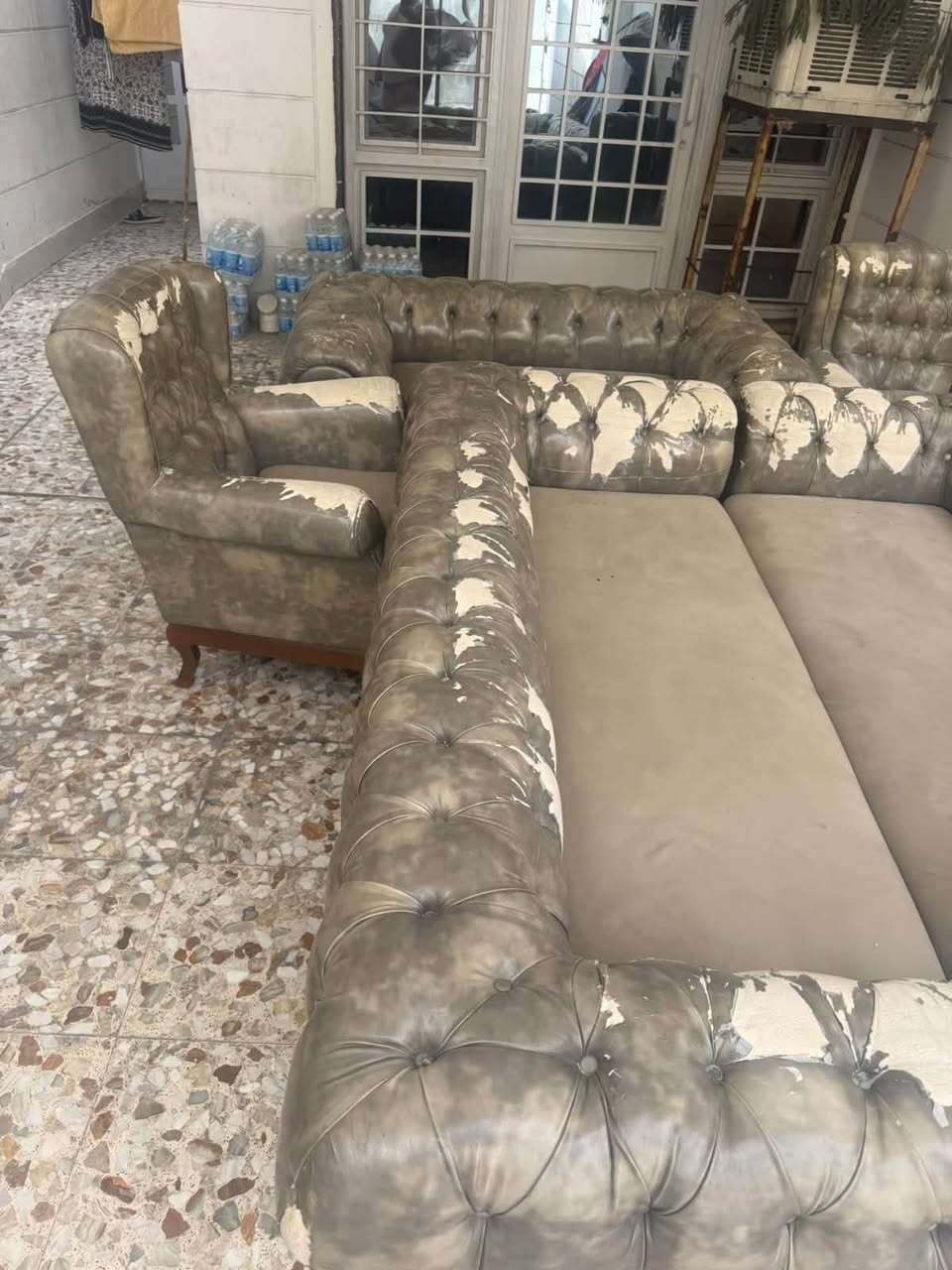 كنبة • مستعمل • موضح بالصور
