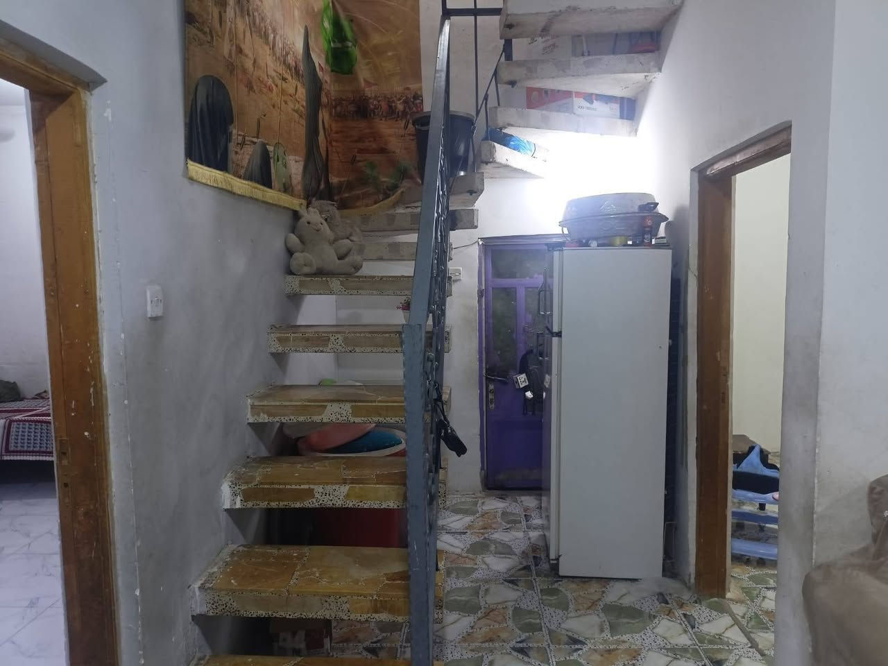---

🏡 دار سكن للبيع – موقع تجاري مميز

📍 الموقع: على شارع المقرنص (شارع السوق) – موقع تجاري ممتاز. في حي الرحمه

✅ مواصفات الدار:

المساحة: أكثر من 100 م²

الواجهة: 8 أمتار

العمق: 13 مترًا

غرفة نوم

صالة كبيرة

غرفة استقبال

مطبخ 

صحيات

طارمة

الدار نظيفة وجاهزة للسكن.

💰 السعر المطلوب: 50 مليون دينار عراقي (قابل للتفاوض مع الجادين).

📞 للاستفسار والمعاينة:

***********

*********** (واتساب)

📸 الصور المرفقة توضح جميع أجزاء الدار.

فرصة مناسبة للسكن أو للاستثمار بسبب موقعها التجاري المميز، وللاستفسار يرجى الاتصال أو مراسلة واتساب.
