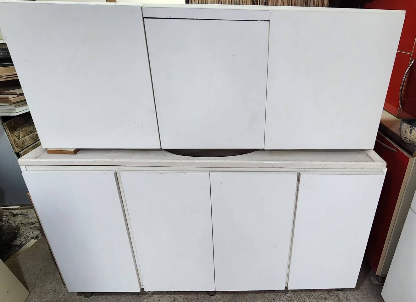 السلام عليكم 
للبيع كاونتر خشب mdf تفصال مو سوكي ابيض اللون بوب بصمة وجكات طولة ٤ متر وعشرة سم والسنك متر ونص  ٥ قطع كلش نظيف اخو الجديد 
السعر وباقي التفاصيل على الخاص
