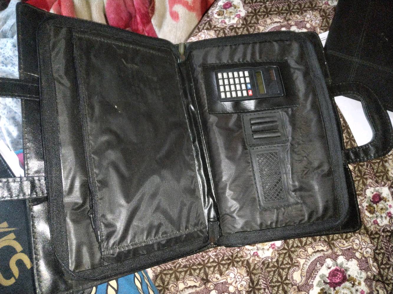 جلد طبيعي • مقاس A٤ • حاسبة تحتاج بطارية