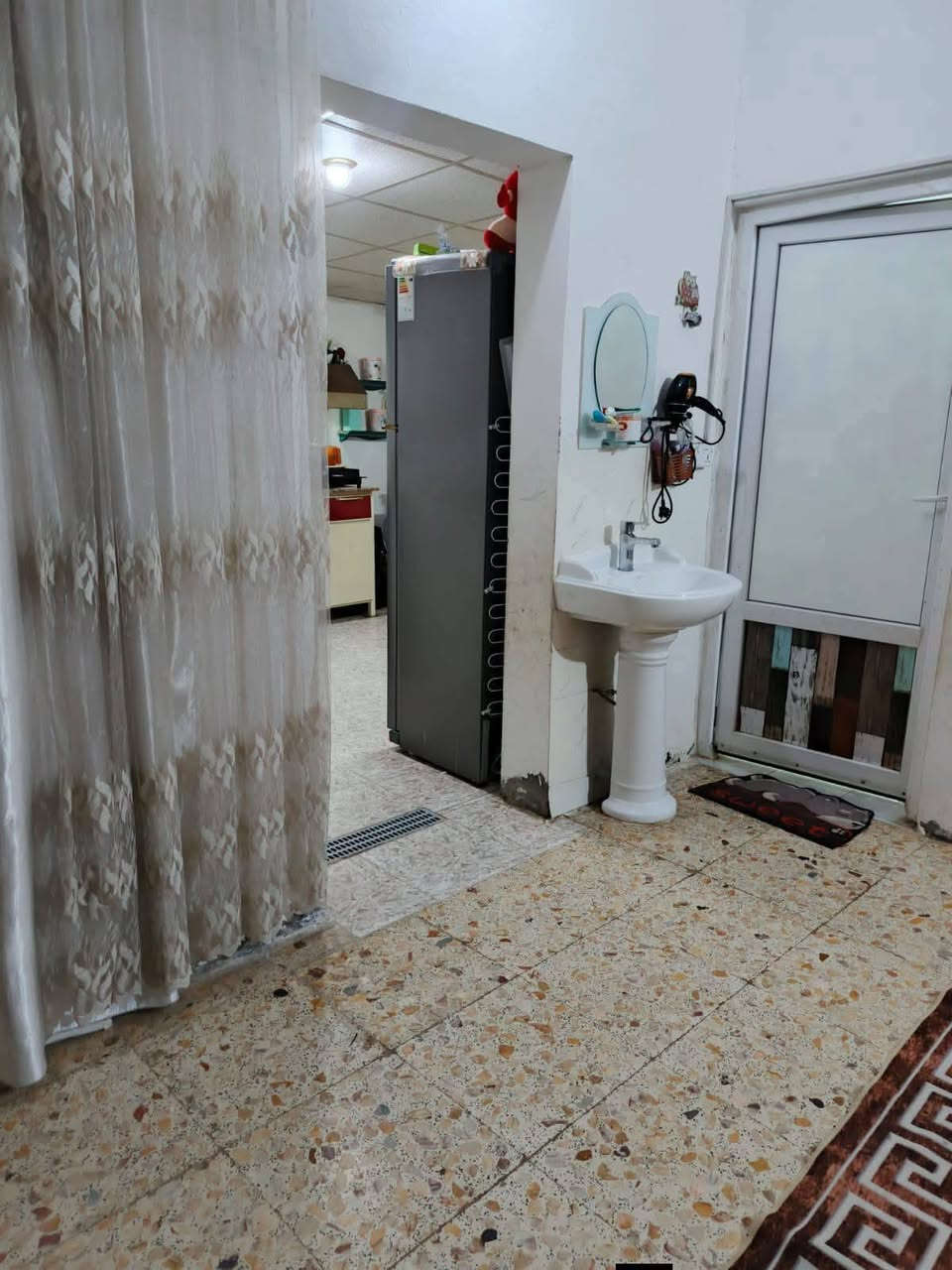 بيت للبيع مكانه البحريه قرب مخازن مرجان فرع الصوره متكون
من غرفه وهول ومطبخ وصحيات جوه وبره وطارمه

   للتواصل ***********

سند ٢٥بأسم زوجي مساحته ١٠٠ متر&
