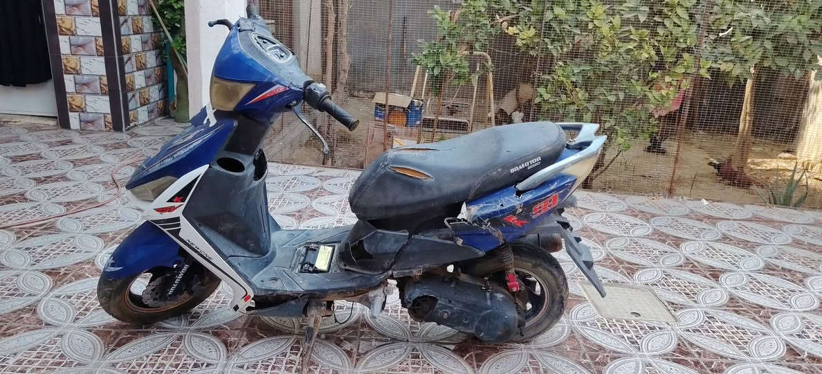 دراجة للبيع
المكينة شغاله بس سلف مابيه والهندر هم ما بيه، يعني ما بيها شغلة تشغلها ابيع على وضعه 
 السعر: 100 عنواني بابل الهاشميه
وتساب ***********

