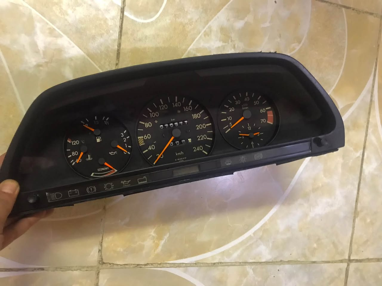 للبيع ساعات Mercedes benz
W126/300SE
W124/320E
جدد وارد 
عنوان بغداد 
***********

